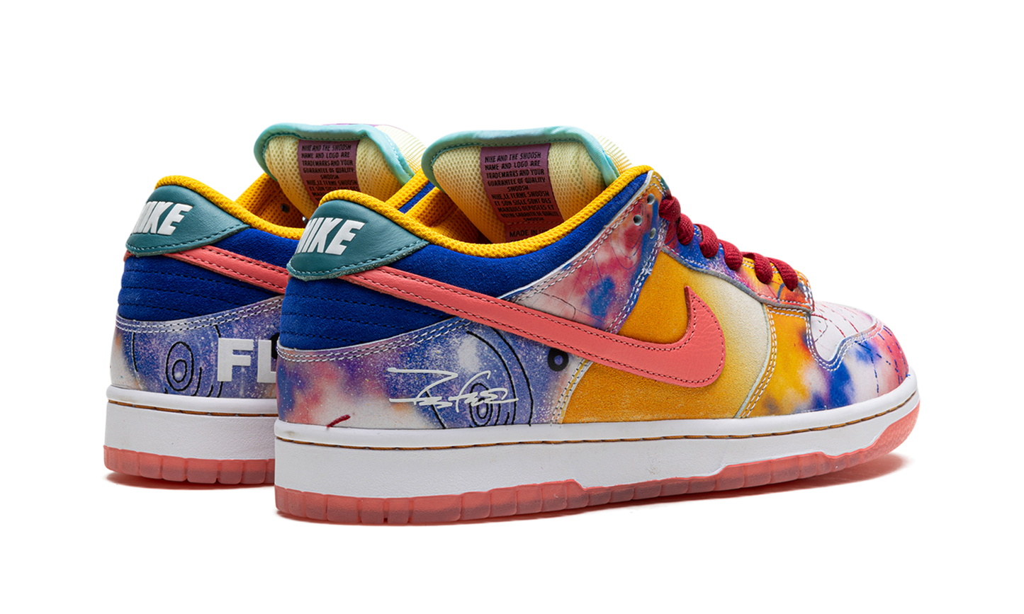 Dunk Low SB "Friends & Family - Futura Laboratories - Sunblush" HF6061 700