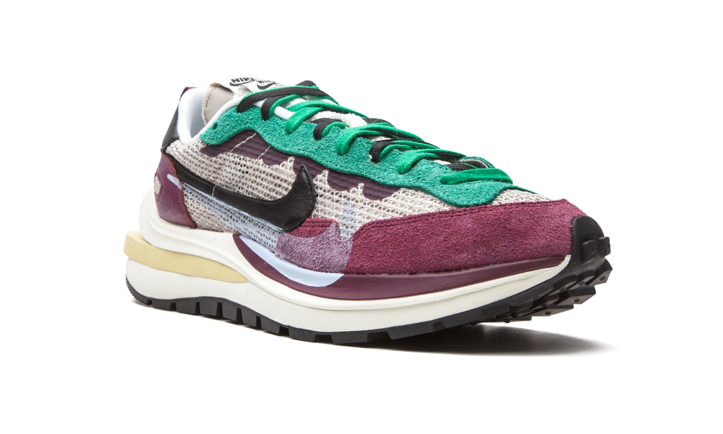 VaporWaffle "Sacai - Villain Red / Neptune Green" DD3035 200